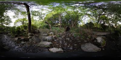 円山公園の池へ流れる滝パート2