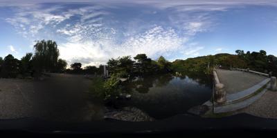 池に写った月を見下ろすために架けられた橋