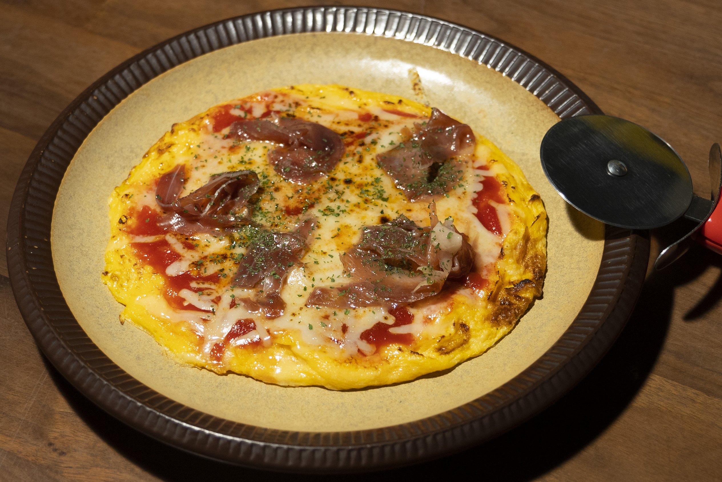 生ハムのオムピザ